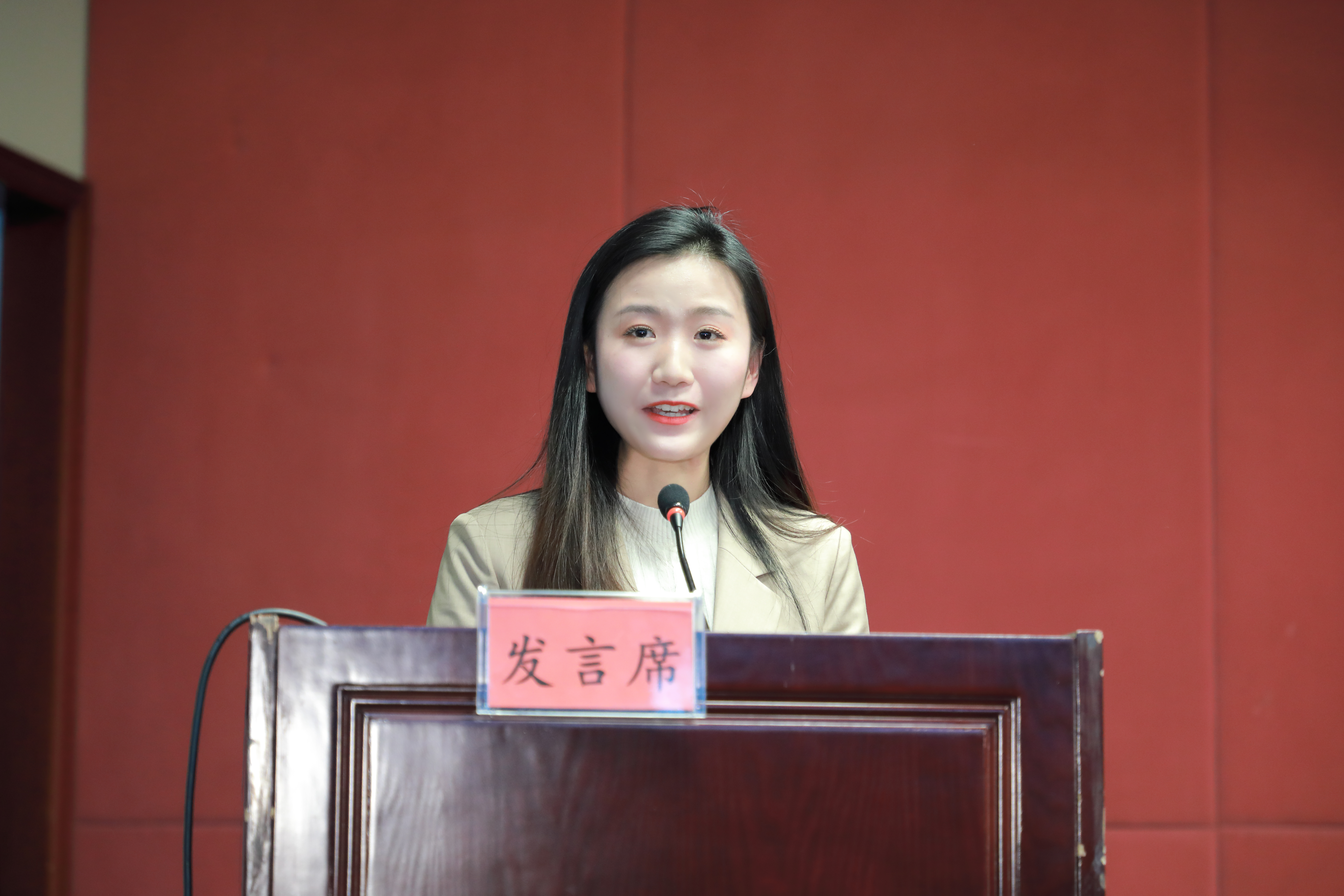 高佳发言照.jpg